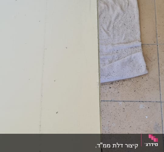 שולחן עבודה עם כלי מדידה וחוט חשמל